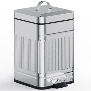 Cubo de basura pequeño con tapa