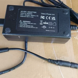 Adaptador CA/CC WG084W Entrada: 100 V-240 V Salida: 42 V 2,0 3 clavijas V